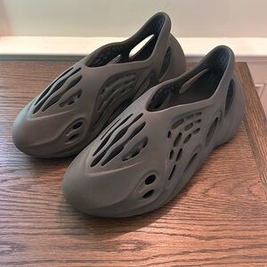 Yeezy Foam Runner Size 11 Carbon Preowned 100% Authentic